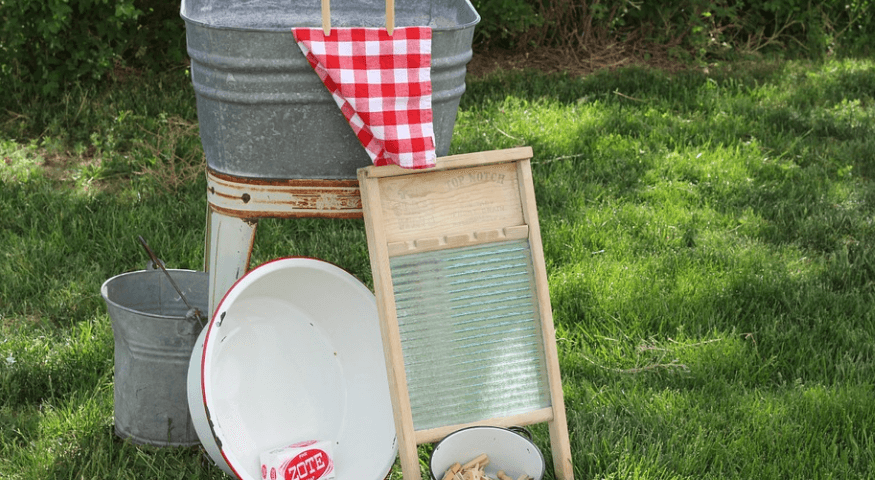 세탁에 필요한 도구들이 모여 있다