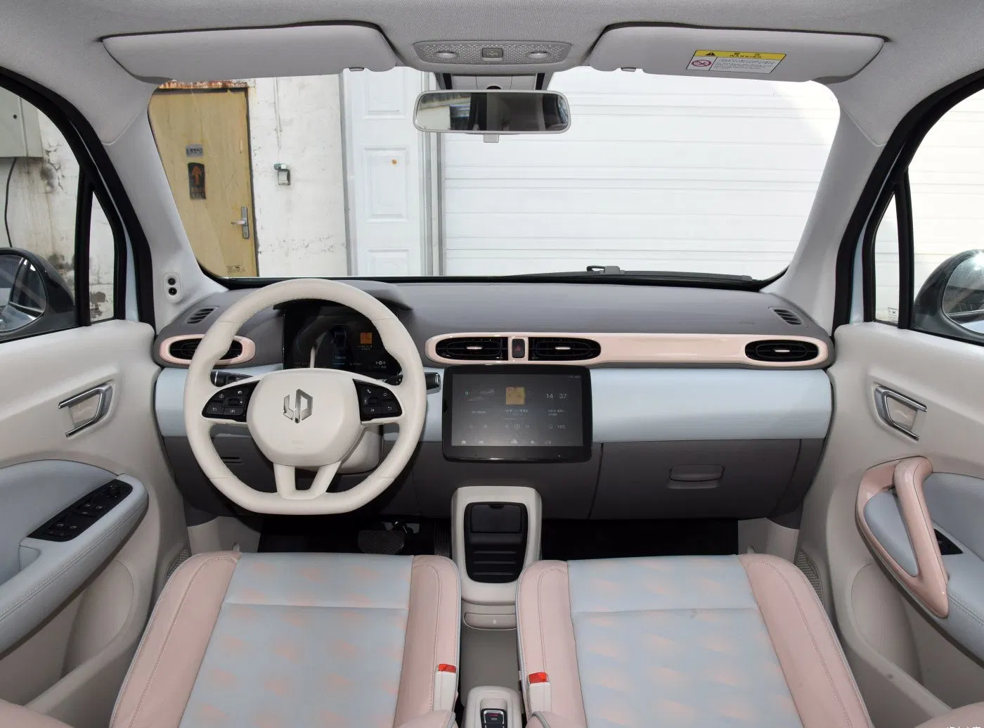 인테리어는 현대적이고 미니멀한 디자인입니다.
대시보드에는 10.25인치 터치스크린 디스플레이가 있습니다.
센터 콘솔에는 기어 박스, 컵 홀더 및 스마트폰 충전기가 있습니다.
도어 패널에는 도어 핸들, 파워 윈도우 스위치 및 스피커가 있습니다.
스티어링 휠은 가죽으로 감싸져 있으며, 볼륨 및 음악 제어 버튼이 있습니다.
기어링은 전자식입니다.
페달은 브레이크 및 가속 페달입니다.
트렁크는 280리터의 수하물 공간을 제공합니다.
휠은 15인치 알루미늄 휠입니다.
타이어는 195/65R15 크기입니다.