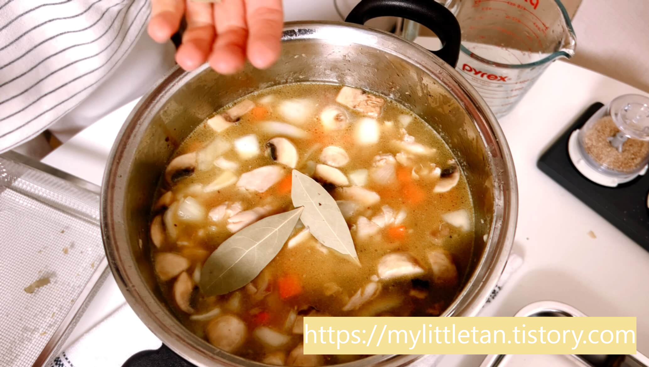 월계수 잎을 넣어 줍니다.