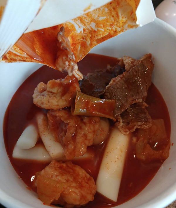차돌떡볶이 용기에 담다