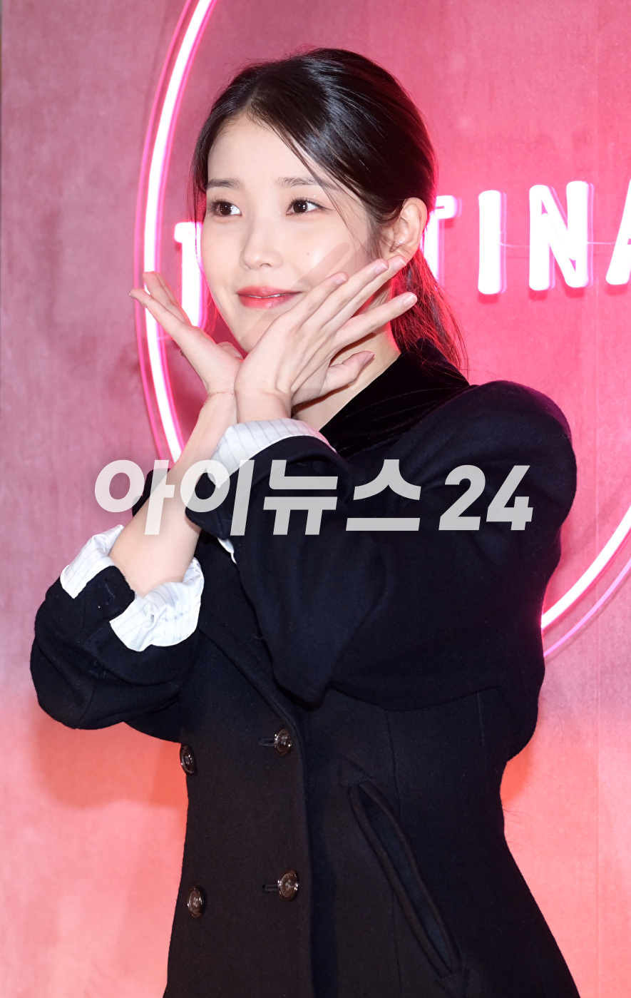 가수 아이유가 16일 오후 서울 강남구 언주로 한 매장에서 진행된 제이에스티나 홀리데이 재즈바 팝업스토어 오픈행사에 참석하고 있다. [사진=정소희 기자]