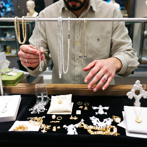 20대 남성을 위한 명품 주얼리 추천 실용성과 세련미의 조화