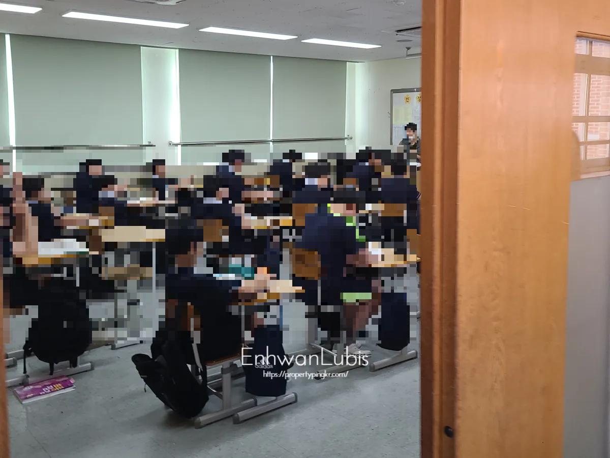 중학교교실-수업듣는-남색교복-입은-학생들-뒷모습