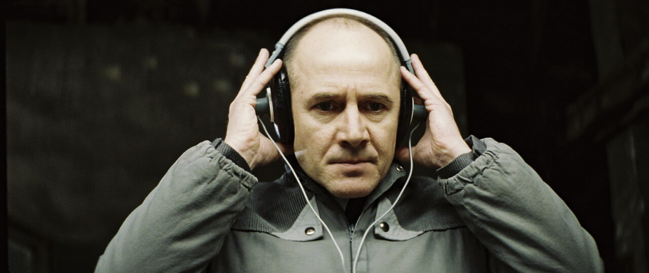 도청장치로 슈타지 활동을 하고 있는 비즐러의 모습