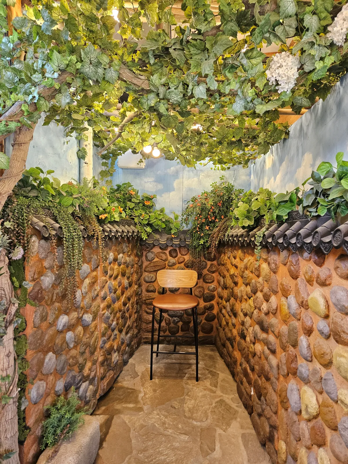 여름날-한옥의-외부-모습을-표현한-포토존