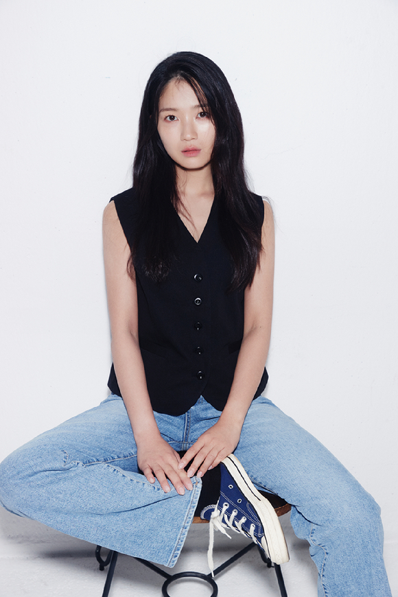 배우 김혜윤이 tvN 월화드라마 '선재 업고 튀어' 종영 인터뷰에 앞서 프로필 촬영에 임하고 있다. [사진=아티스트컴퍼니]