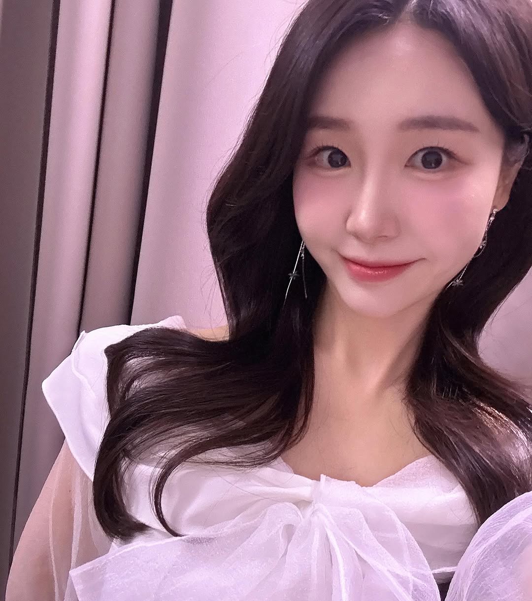 이지현 아나운서 흰색 블라우스 셀카