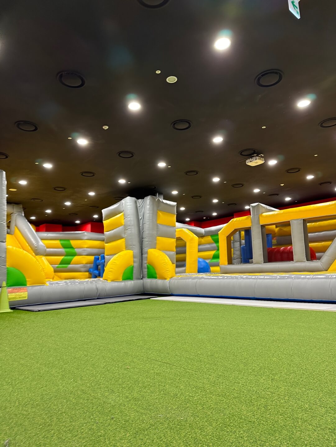 하이브 패밀리 테마파크 에어바운스 놀이 공간