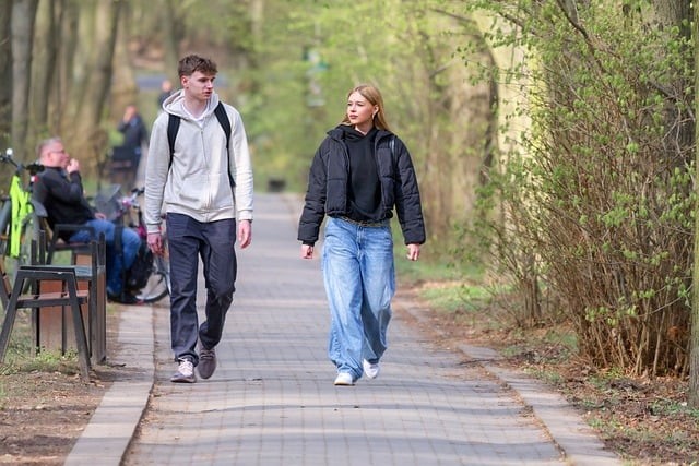 등교하며 걷고있는 모습