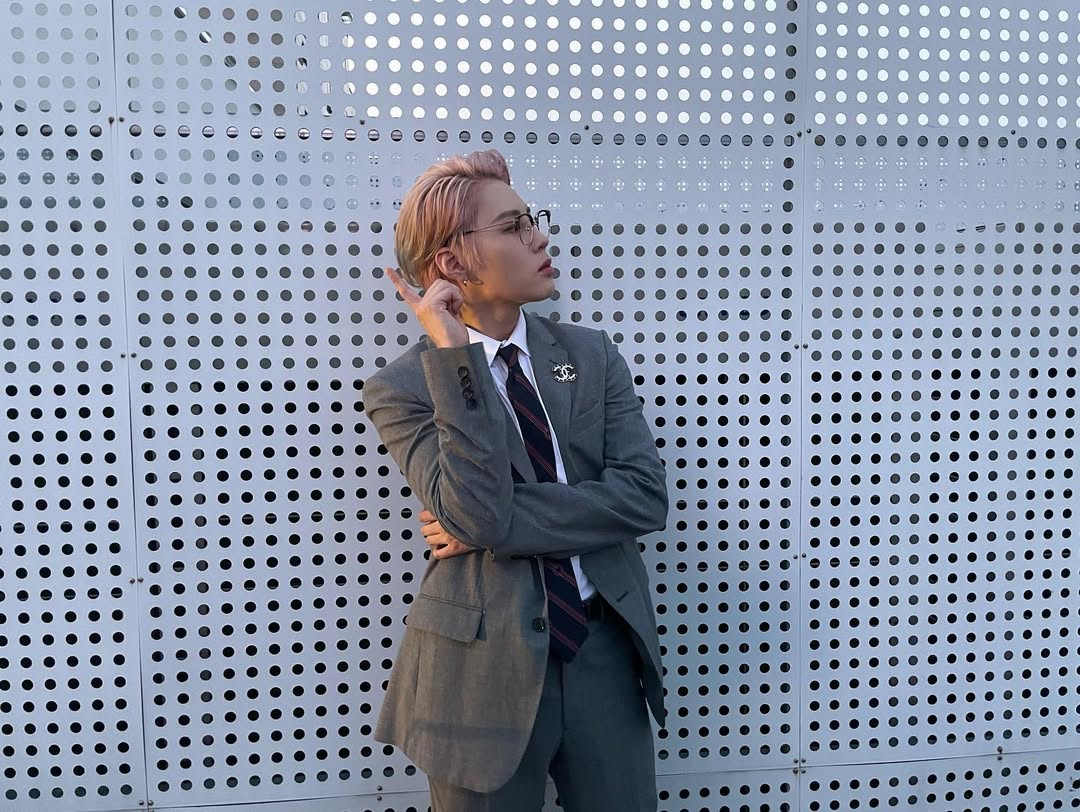 핑크색 염색 모, 그레이 수트를 입고 포즈를 취하고 있는 워너원 하성운