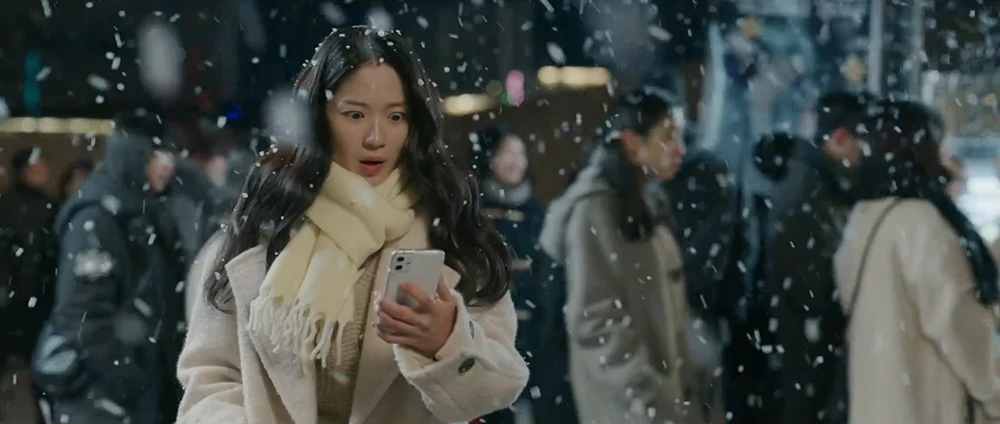 깨진-핸드폰-액정을-보며-되풀이되는-운명에-놀라는-솔이