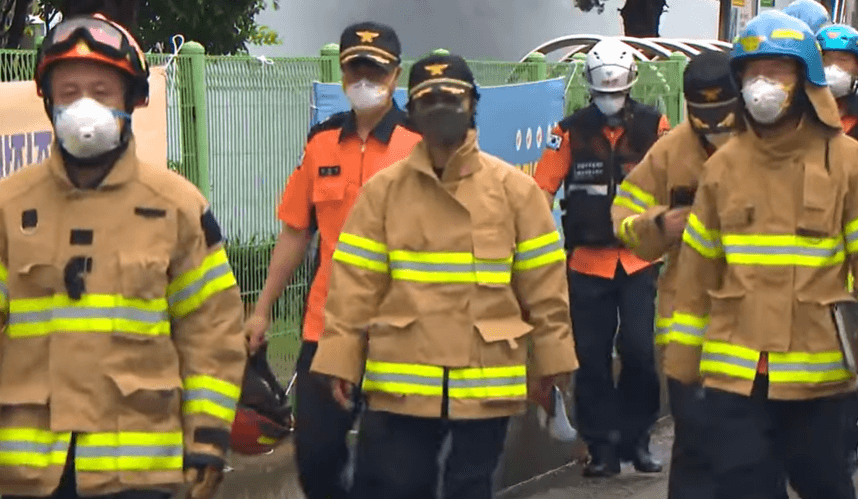 대구 황산 누출 조치를 취하러 가는 소방대원