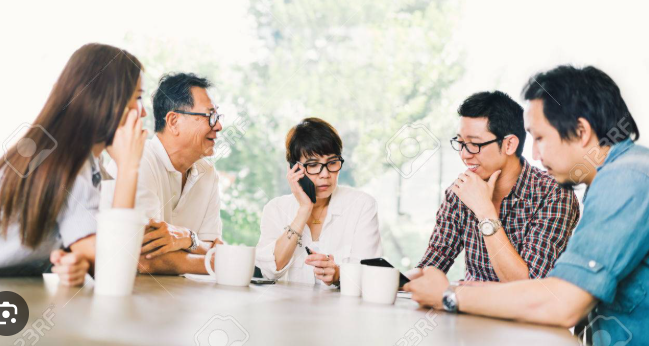 사업주와 직원이 회의 중인 모습과 정부 지원금 신청을 상징하는 삽화 이미지