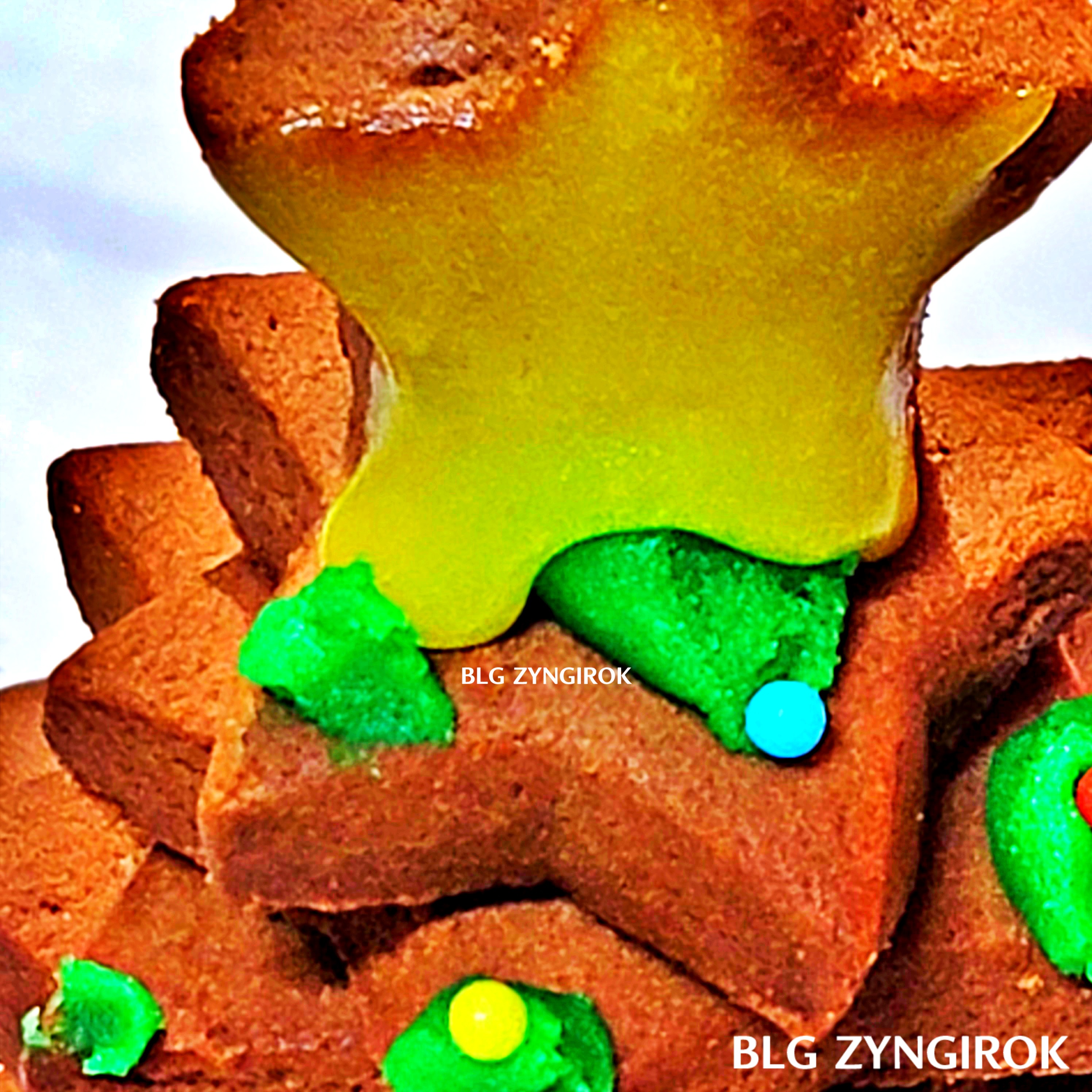 노브랜드에서 구매한 크리스마스 트리 키트 마감 - 노랑 크림이 흘러내린 모습이다.