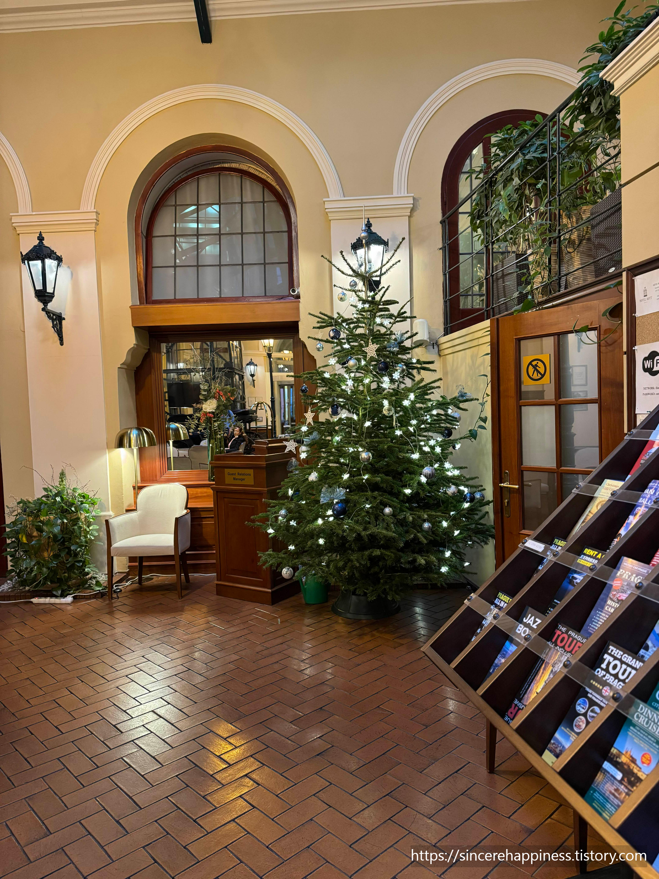 프라하 Hotel Rott 로비 분위기와 체크인 리셉션