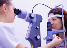 눈건강이 나빠져 힘들어 하는 사람들 이미지