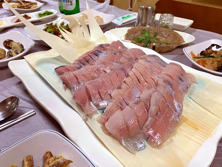 갓 잡아 신선한 산천어 요리 한 상 산천어회, 산천어반건조, 산천어매운탕, 산천어구이 강원 화천 맛집