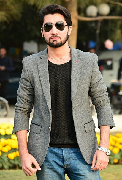 자켓과 진 패션의 중년 남자 사진