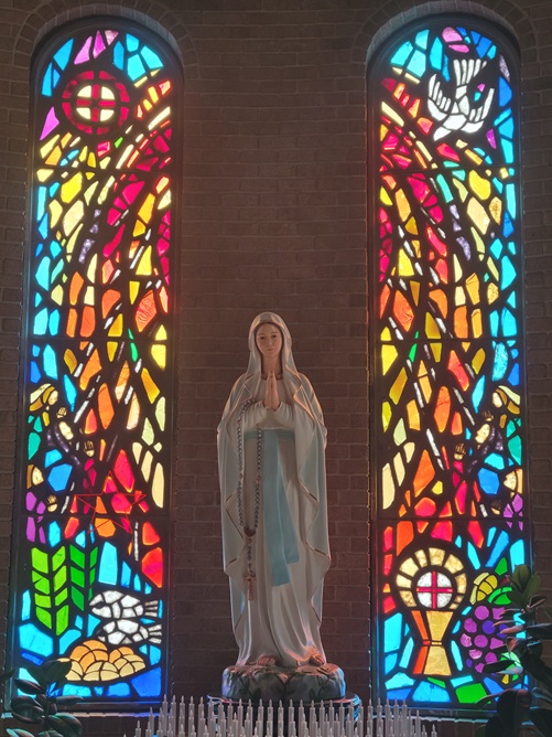 신사베드로성당 안 성모상, 스테인드글라스 사진