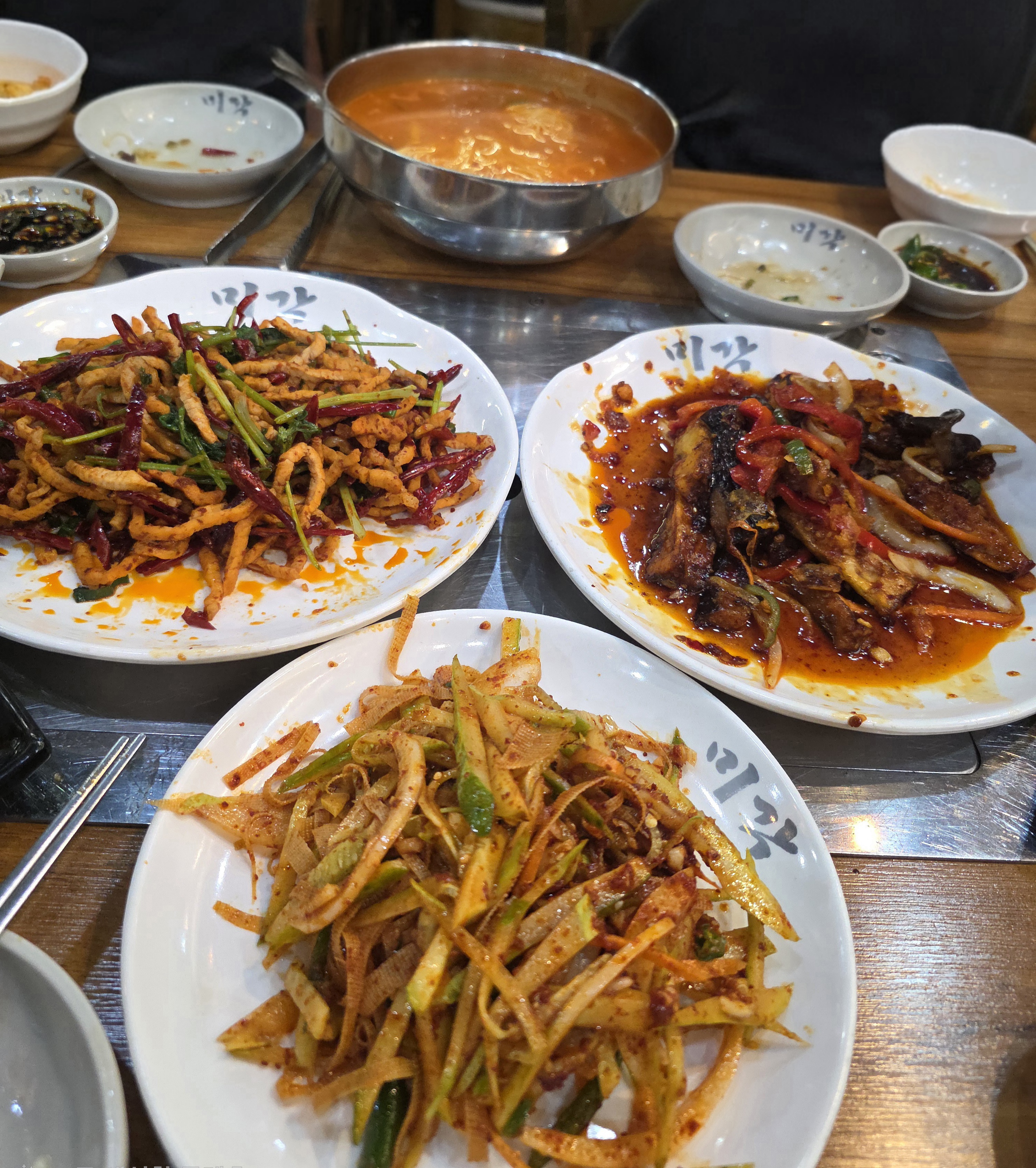 항라육슬 어향가지 온면 등 중식요리를 주문한 한상