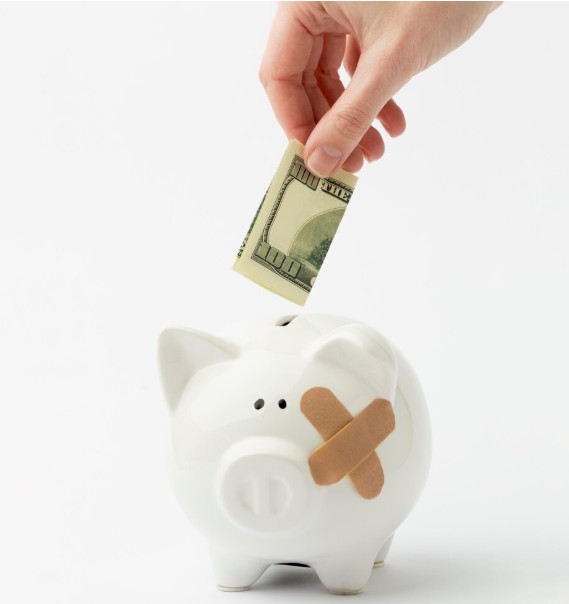 깨진 돼지 저금통에 저축하는 이미지