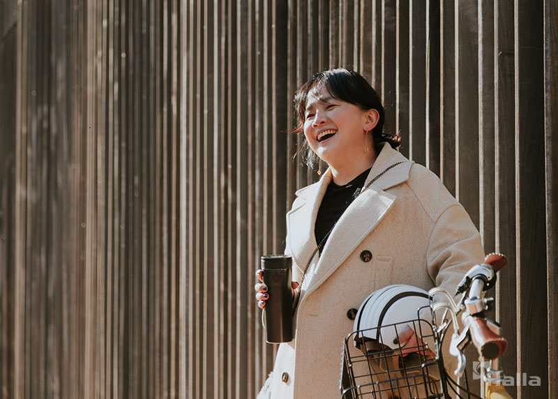 자전거 앞에서 텀블러를 든 채 환한 미소를 짓고 있는 최은숙 프로