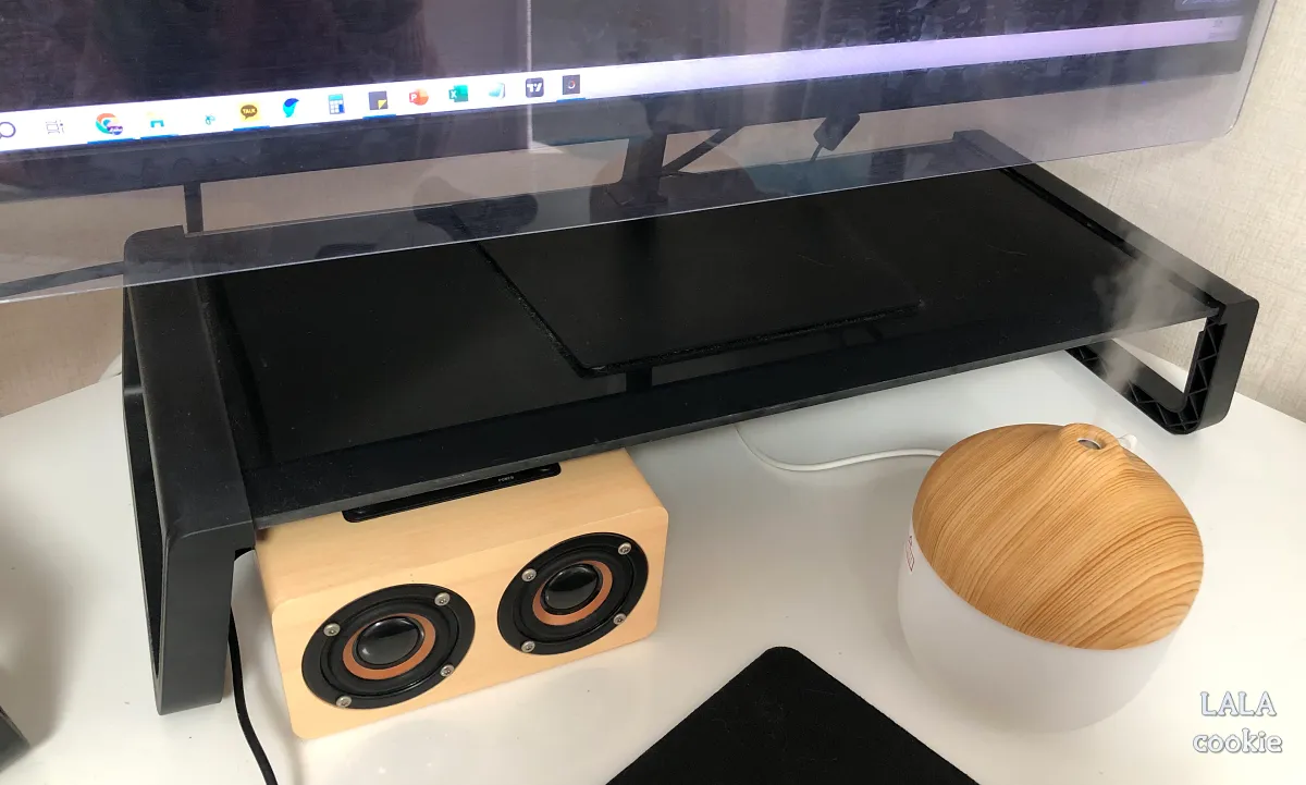 일자목-거북목-가성비-모니터-받침대-다이소-추천-후기-강화유리판-위에-모니터가-위치해-있다