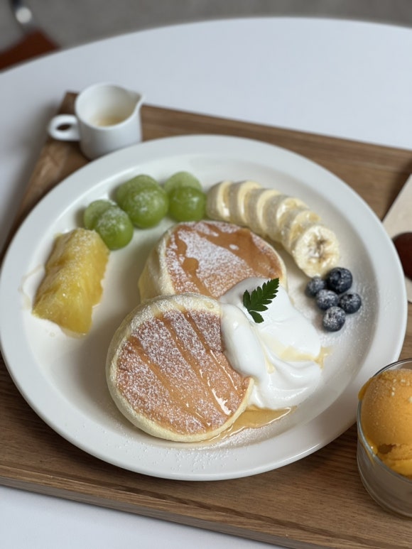 과일 수플레 팬케이크