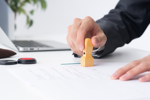 도장을 찍는 사진