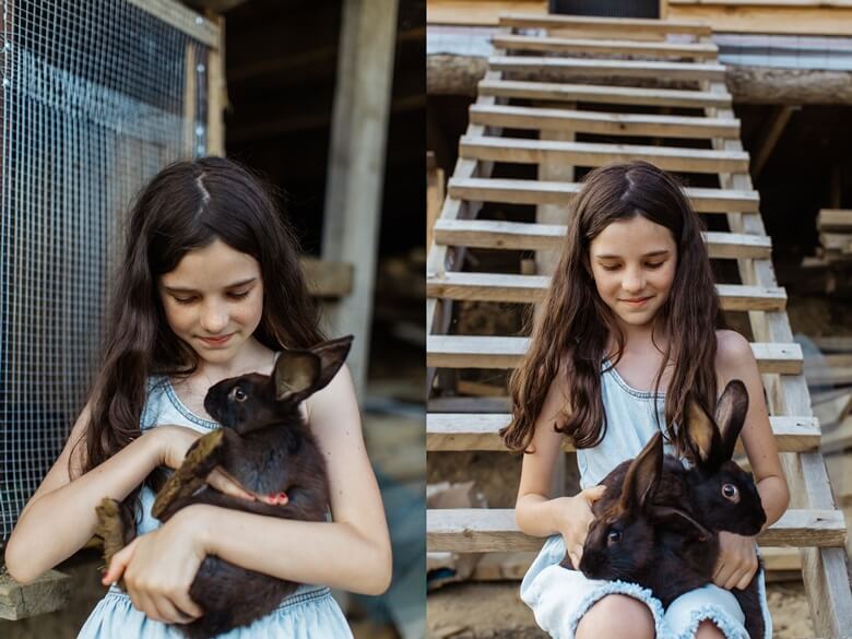 왼쪽은 긴머리에 하늘색 원피스르 입은 7살정도로 보이는 여자 아이가 검정색 토끼를 안고 서있는 모습과 우측은 동일한 아이가 나무로된 사다리에 앉아서 검정색 토끼 두마리를 무릅위에 올려놓고 양 손으로 안고 있는 모습