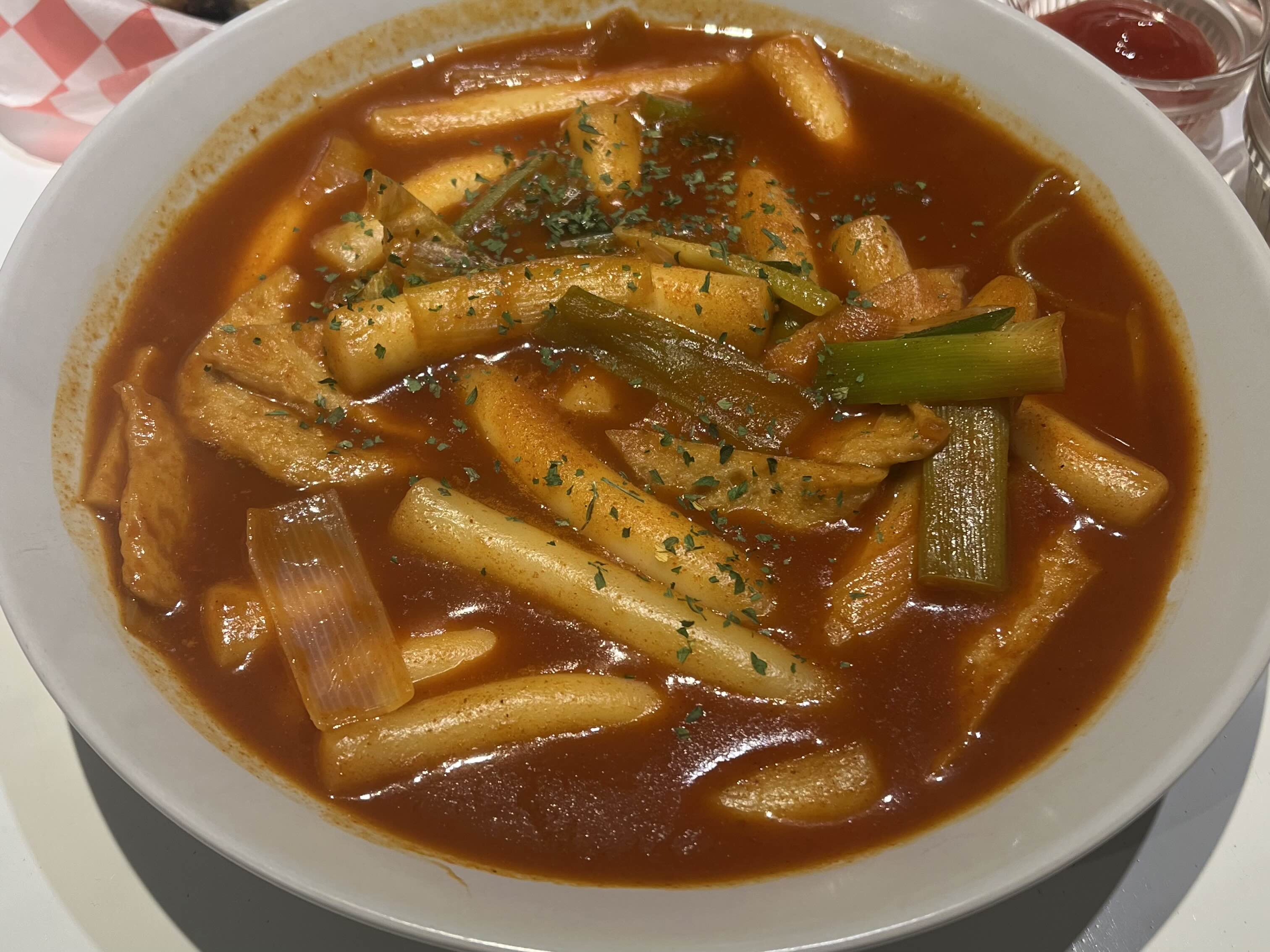 떡볶이가 접시에 담아져 있는 사진