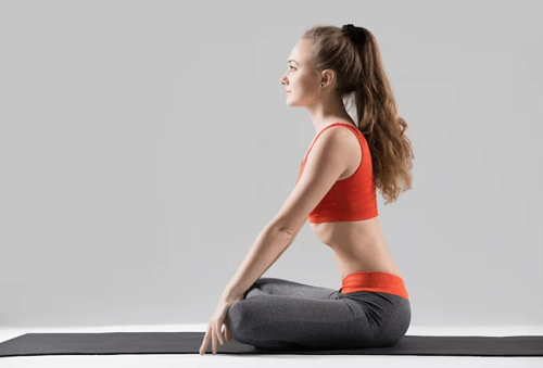 올바른 자세로 앉아 있는 여성