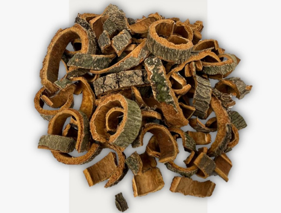 야생에서 채취를 한 후박나무의 겉껍질을 잘 세척을 해서 말린 다음&#44; 잘게 편으로 잘라서 하얀 바닥 위에 놓고 확대하여 찍은 사진