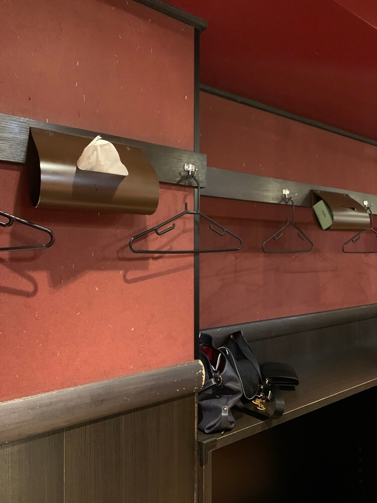 벽에 걸려있는 티슈