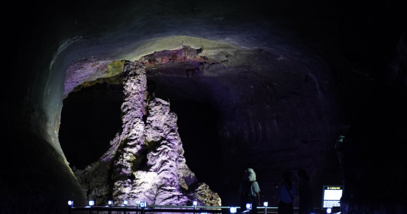 제주 만장굴 내부 용암석주