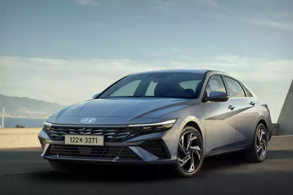 완성도가 더 좋아진 더 뉴 아반떼입니다.