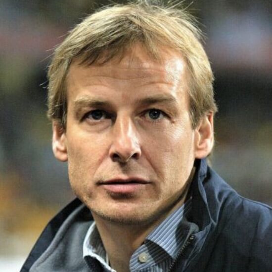 클린스만 감독이 정면을 응시하고 있다