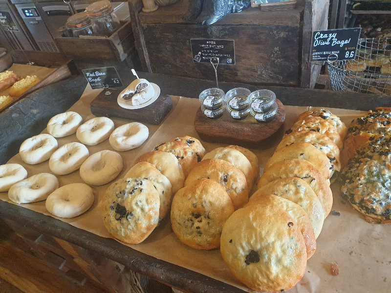 팥팥 베이글과 크레이지 올리브 베이글이 놓여 있다. 