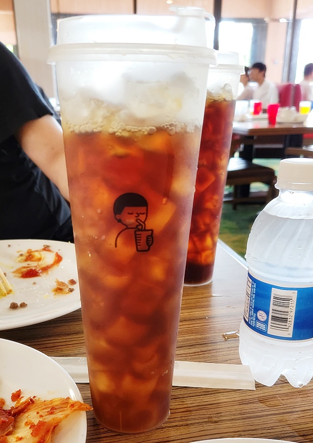 한국에서 가져갔던 다회용 텀블러로 조식을 먹을때 커피를 타옴