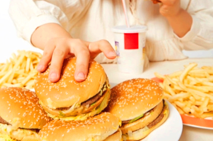 음식 을 쌓아놓고 먹는 폭식증 홍보 이미지