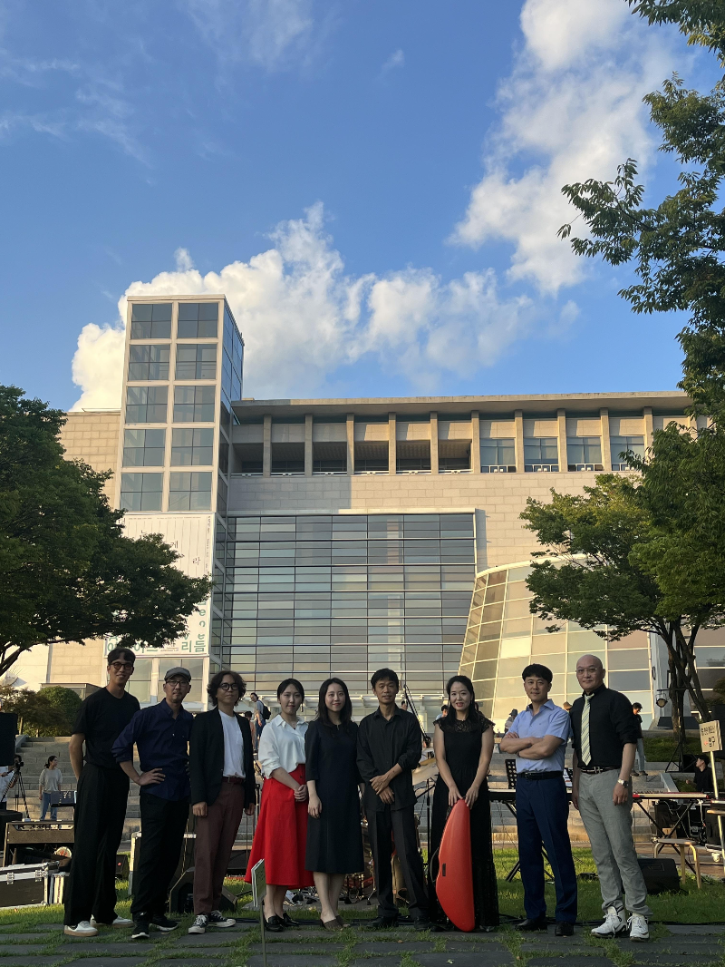 토다의 멤버들이 리허설을 마치고 경남도립미술관을 배경으로 찍은 사진입니다.