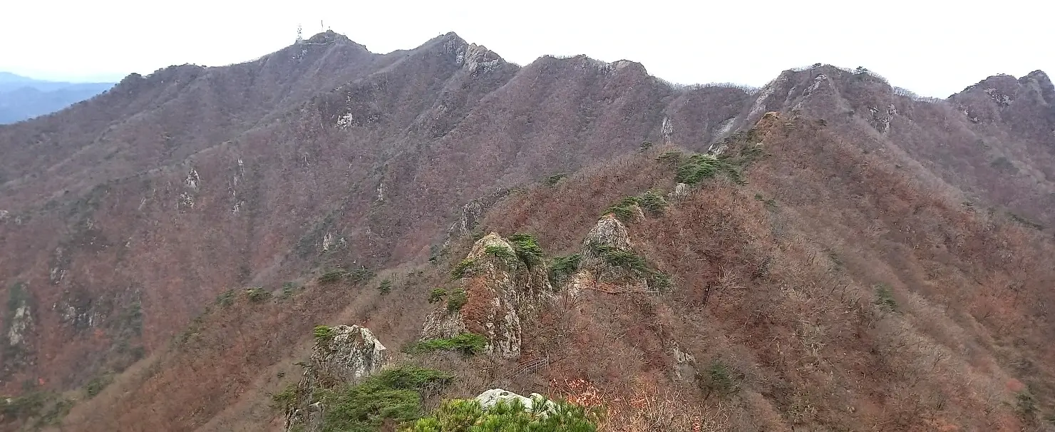 계룡산 삼불봉에서 바라본 능선의 모습