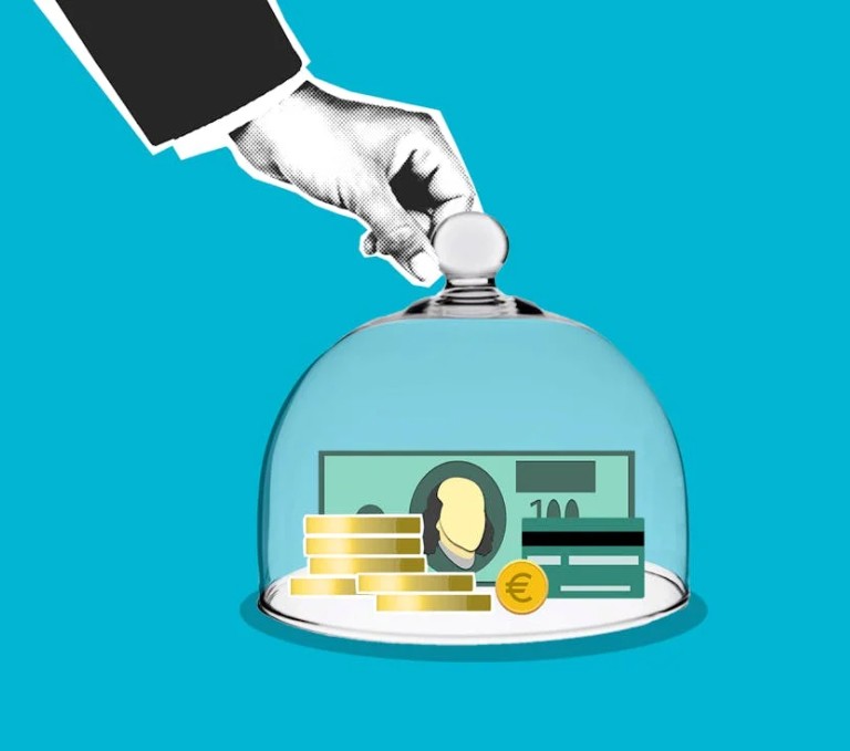 동전, 지폐, 신용카드가 그릇에 담겨 있는 이미지