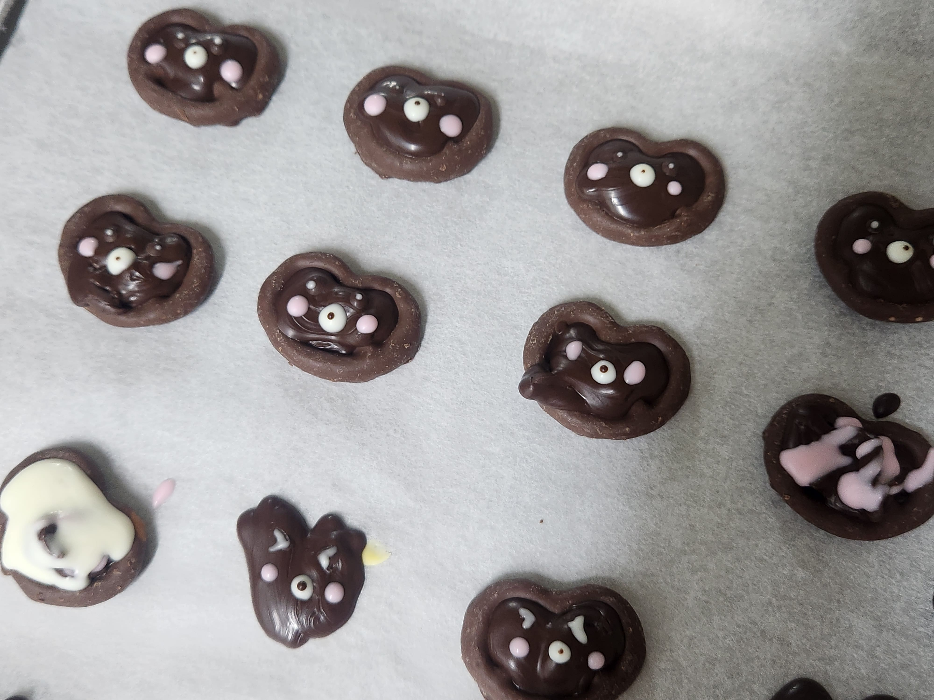 프레즐 위에 데코펜으로 꾸며주기