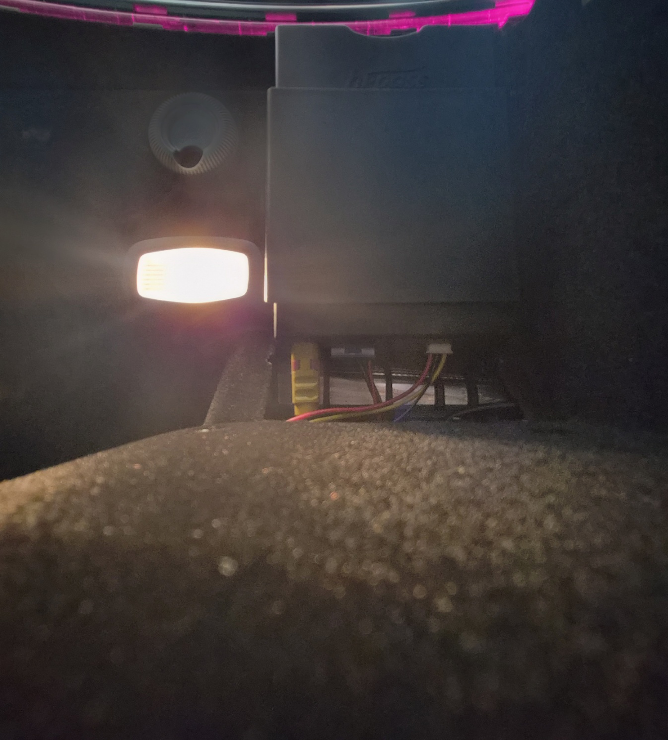 벤츠 글로브박스 내부 하이패스 단말기 후면, 전원선과 배선이 연결된 모습