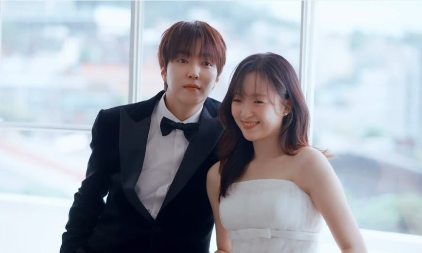 이유진 차경은 창가 웨딩촬영 미소 짓는 장면