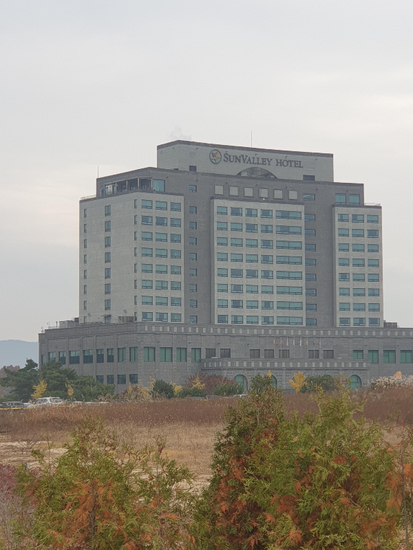 전형적인 옛날 호텔 모습. 썬밸리 호텔이다.