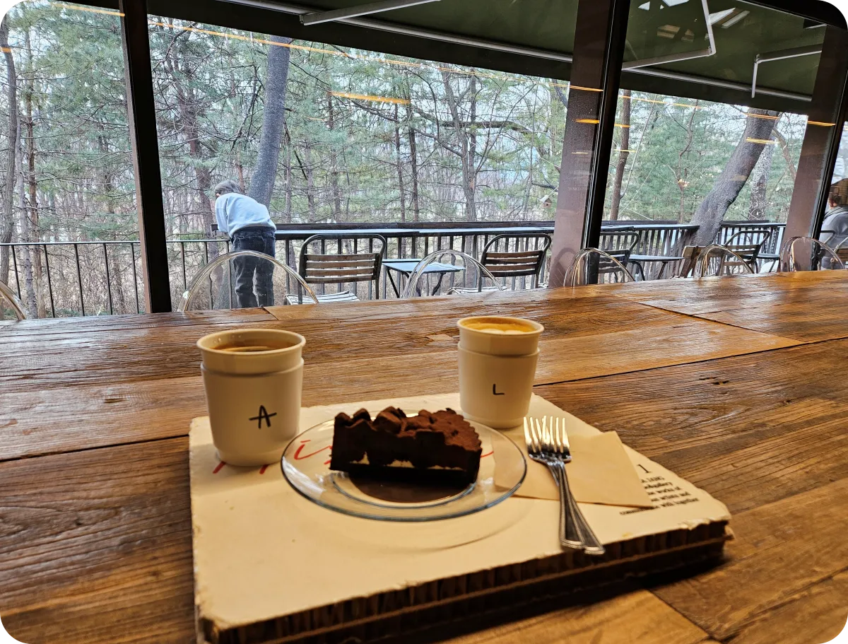 아메리카노-카페라떼-딥쇼콜라-타르트-창가-테이블석