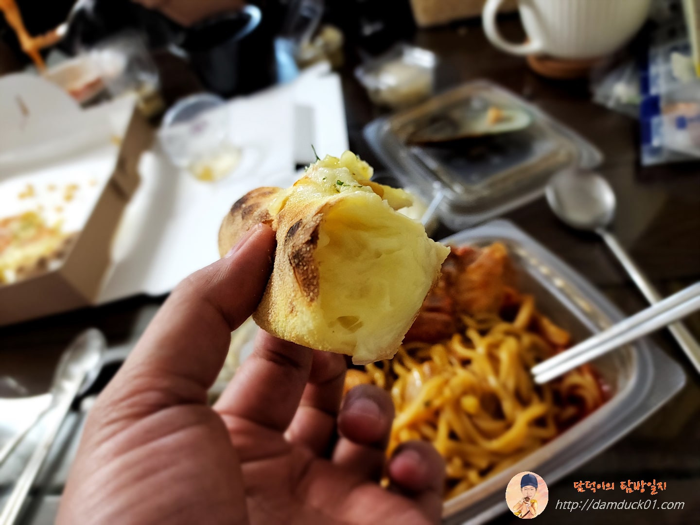 피자 끄트머리도 치즈 가득