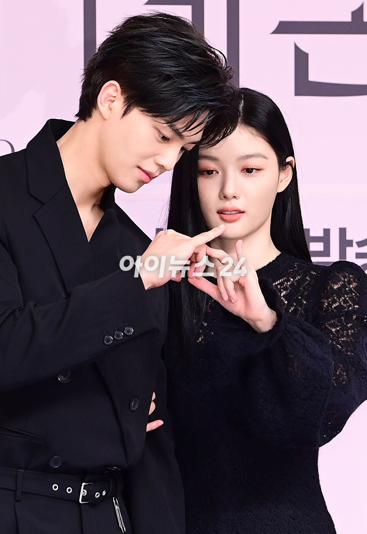 배우 송강과 김유정이 24일 오후 서울 양천구 SBS에서 열린 SBS 새 금토드라마 '마이 데몬' 제작발표회에 참석하고 있다. [사진=정소희 기자]